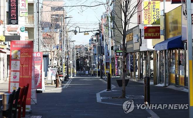 코로나19 확산에 한산한 안정리 로데오거리 (평택=연합뉴스) 홍기원 기자 = 지난 16일 오후 경기도 평택시 캠프 험프리스 앞 안정리 로데오거리가 한산하다. 평택에서는 미군 부대를 중심으로 신종 코로나바이러스 감염증(코로나19)이 확산하며 지난달 28일 이후 22일 연속 세 자릿수 규모의 확진자 발생이 이어지고 있다. 2022.1.16 [연합뉴스 사진. 재판매 및 DB 금지]