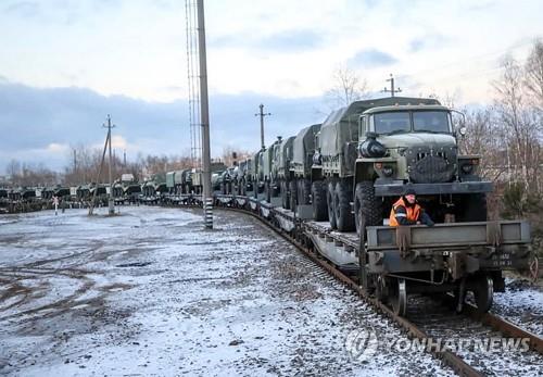 우크라 북쪽 벨라루스로 이동하는 러시아군 차량 (민스크 AFP=연합뉴스) 러시아 군용차량을 수송하는열차가 18일(현지시간) 벨라루스에 도착하고 있다. 이날 벨라루스 국방부는 자국 영토에서 내달 10∼20일 러시아와의 합동 군사훈련을 실시한다고 밝혔다. 러시아가 우크라이나 북쪽의 우방인 벨라루스에도 군 병력을 집결시키면서 군사적 긴장이 더욱 커지고 있다. [벨라루스 국방부 제공]. 2022.1.18 leekm@yna.co.kr