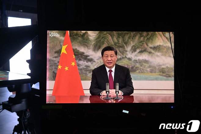 시진핑 중국 국가주석이 17일(현지시간) 스위스 제네바에서 열린 세계경제포럼(WEF) 화상 연설에서 "냉전식 사고를 버리고 공존을 추구해야 한다＂고 밝히고 있다. © AFP=뉴스1 © News1 우동명 기자