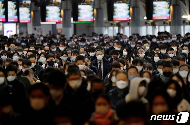 지난 17일 일본 도쿄에서 사람들이 마스크를 착용한 채 출근하고 있다. © 로이터=뉴스1