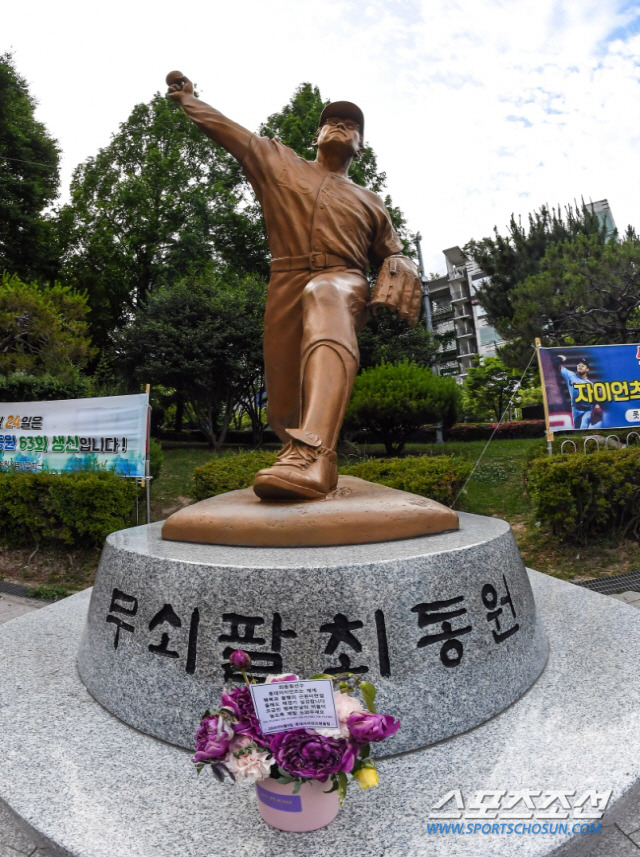 부산 사직구장 앞 광장에 조성된 고(故) 최동원 동상. 부산=박재만 기자 pjm@sportschosun.com/2020.06.10/