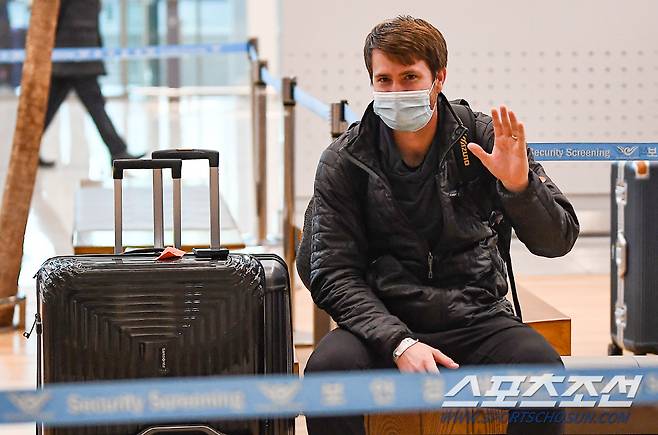 롯데 찰리 반스 '취재진을 향해 반갑게 인사'