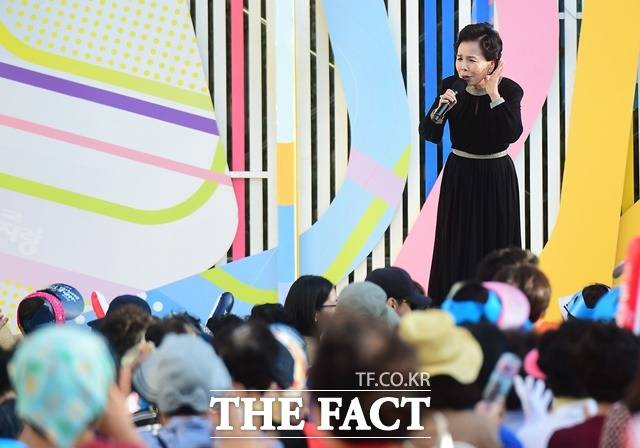 '미스트롯' 이후 트로트 열풍이 불면서 그의 대표곡 '동백 아가씨'를 비롯해 '섬마을 선생님', '기러기 아빠', '여자의 일생', '한 많은 대동강', '찔레꽃' 등 400여 곡의 히트곡들이 재조명되고 역주행했다. /더팩트 DB