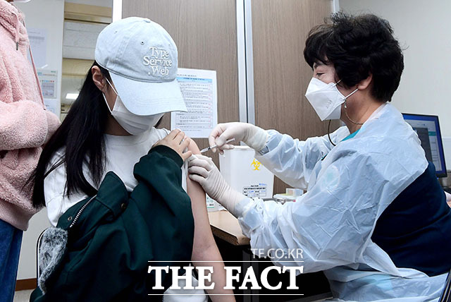 12~17세 백신 접종이 시작된 2021년 10월18일 서울 양천구 홍익병원에서 한 학생이 코로나19 백신접종을 하고 있다. /사진공동취재단