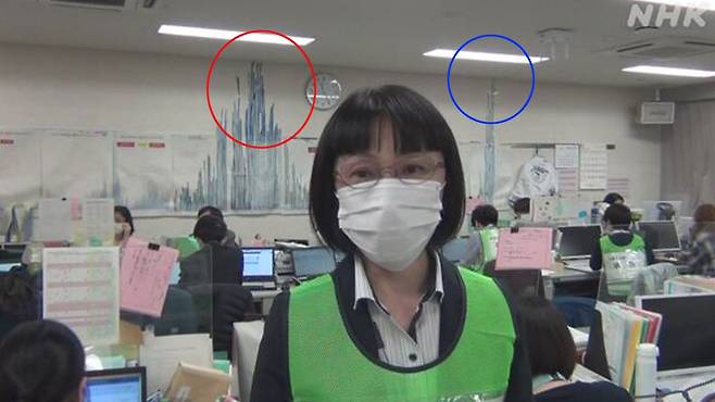 지난해 8~9월(빨간색 원)에도 이번 1월(파란색 원)처럼 이 그래프의 막대가 천장에 닿았다. /NHK