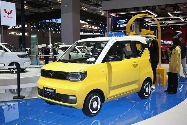 2021년 4월 중국 상하이에서 열린 오토상하이 전시장에 SAIC-GM-우링의 소형 전기차 훙광미니EV 모델이 전시돼 있다. /김남희 특파원