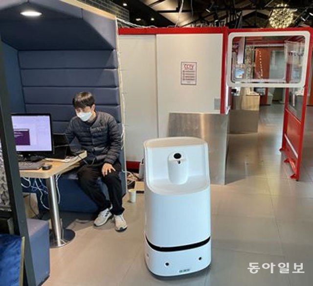 한국기계연구원이 개발한 인공지능(AI) 기반 스마트 방역로봇을 대전의 한 스마트 무인 카페에서 실증하고 있다. 김민수 기자 reborn@donga.com