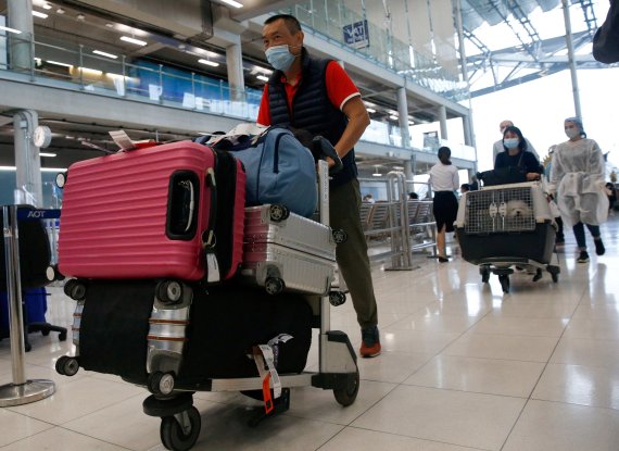 지난해 11월1일 태국 정부가 외국인 관광객의 입국을 허용했을 당시 방콕 국제공항에 관광객들이 입국하는 모습.로이터뉴스1