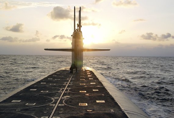 오하이오급 탄도 미사일 잠수함 USS 와이오밍호가 조지아주 킹스 베이 해군 잠수함 기지에 접근하고 있다. 사진=미 해군