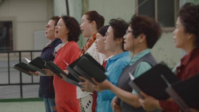 옛 일터 청계상가를 찾은 1970년대 소녀공들이 노래 '흔들리지 않게'를 함께 부르고 있다. 플라잉타이커픽처스 제공