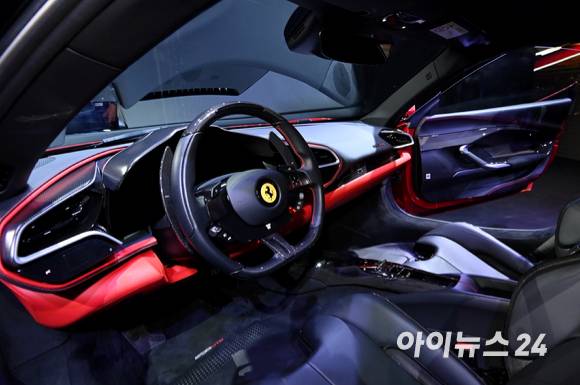 20일 서울 중구 동대문디자인플라자(DDP)에서 페라리 브랜드 최초의 V6 플러그인 하이브리드(PHEV) 스포츠카 '296 GTB'가 국내 처음으로 공개됐다. [사진=김성진 기자]