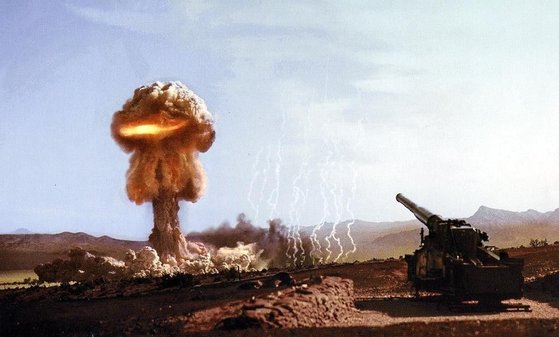1953년 미국 육군의 '핵대포' M65 사격 장면. 히로시마 원폭 수준인 15㏏의 핵포탄을 32㎞까지 쏠 수 있다. 한국에도 배치된 적 있다. M65는 냉전 시대 대표적 전술핵 중 하나로 꼽힌다.