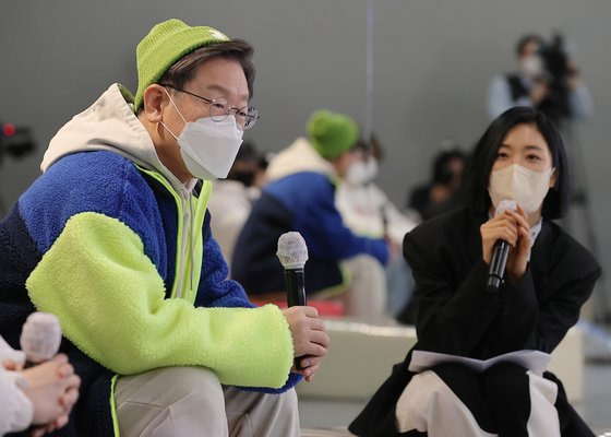 이재명 더불어민주당 후보가 20일 서울 성동구 원밀리언 댄스 스튜디오에서 열린 ‘JM, 우리가 원하던 게 이거잖아’ 간담회에서 참석자의 질문을 듣고있다. 국회사진기자단