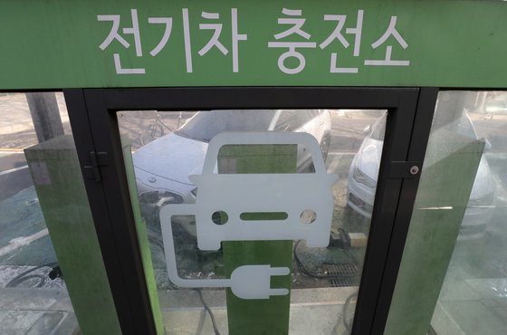 지난 2일 서울시내 한 전기차 충전소에서 전기차량이 충전을 하고 있다. 뉴스1