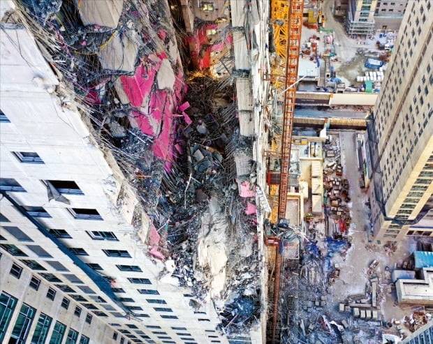 < 무너져 내린 광주 아이파크 > 콘크리트 타설 중 28~34층 외벽과 내부 구조물이 붕괴한 광주광역시 화정동 화정아이파크 공사 현장. 지난해 6월 광주 학동4구역에서 철거 붕괴 사고를 낸 HDC현대산업개발이 시공을 맡았다.   /연합뉴스