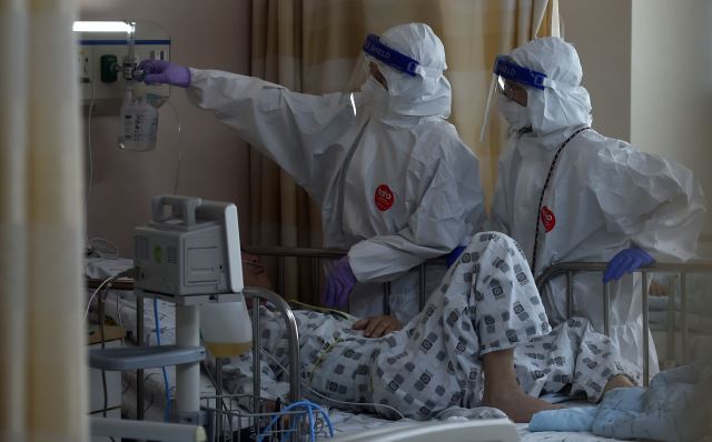 대구 북구 칠곡경북대학교병원 간호사들이 19일 코로나19 치료 병동에서 확진자를 돌보고 있다. 뉴시스