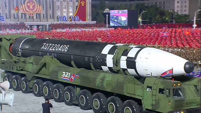 북한이 2020년 노동당 창건 75주년 기념 열병식에서 미 본토를 겨냥할 수 있는 신형 대륙간탄도미사일(ICBM)을 공개한 모습 / 사진 = 조선중앙TV 캡쳐