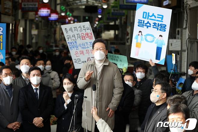 이재명 더불어민주당 대선 후보가 12일 오전 경북 예천군 예천읍 상설시장을 찾아 한 음식점 앞에서 지지를 호소하고 있다. /사진=뉴스1