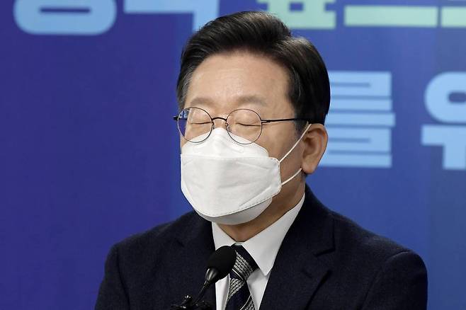 이재명 더불어민주당 대선 후보가 이달 19일 서울 동작구 신대방2동경로당에서 어르신 정책공약 발표 중 취재진의 욕설 녹취록 관련 질문을 받은 후 생각에 잠겨 있다. / 사진제공=뉴시스
