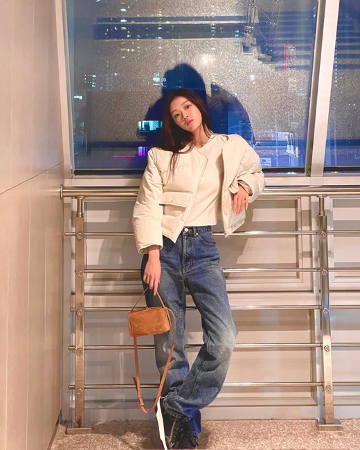 Group OH MY GIRL member YooA has released a hip atmosphere.On the 19th, YooA posted several photos on his instagram with the message Let it snow ~.In the photo, YooA poses chic in white padding and jeans, and also shows off his hip charm in a simple casual look, which robs his eyes.In addition, YooA boasted an unrealistic small face, a 9th-class ratio, especially the denim pants, which were wide with elongated glamour, are also YooA, which showed perfect digestion and extraordinary fashion digestion.The netizens who saw this left various reactions such as Wow and my heart, Snow + Shasha = Cherry Jubilee and Shah ratio is real.YooA recently appeared on the Channel A entertainment program Follow Me Only, and Urban Fisherman Season 3.