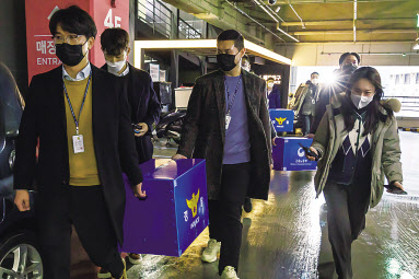광주 서구 화정아이파크 붕괴사고와 관련해 지난 19일 오후 고용노동부와 경찰 관계자들이 서울 용산구 현대산업개발 본사 압수수색을 마친 뒤 압수품을 옮기고 있다. [연합]