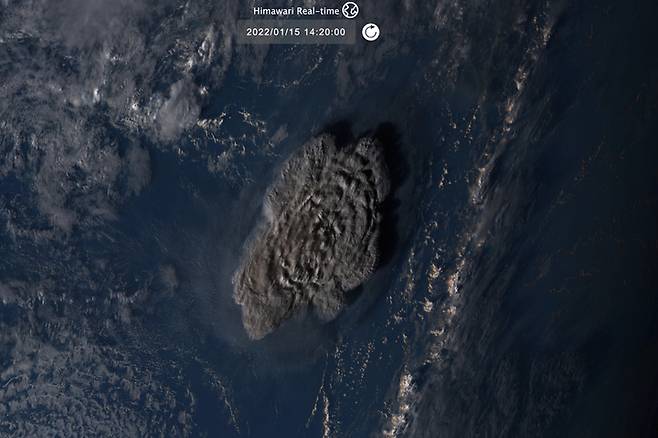 [일본=AP/뉴시스] 지난 15일(현지시간) 일본 정보통신기술원(NICT)가 공개한 일본 기상위성 히마와리-8호가 촬영한 통가 해저 화산 폭발 모습. 2022.01.20. *재판매 및 DB 금지