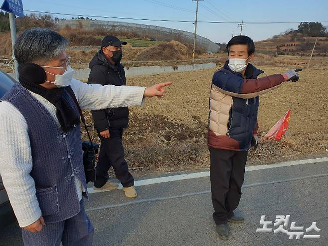 진영훈 목사(왼쪽)가 마을로 들어올 송전선로 방향을 가리키고 있다. 고영호 기자