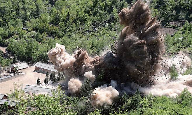 지난 2018년 5월 24일 북한 핵무기연구소가 함경북도 길주군 풍계리 핵실험장 폐쇄를 위해 핵실험 관리 지휘소 시설을 폭파했다. 사진공동취재단