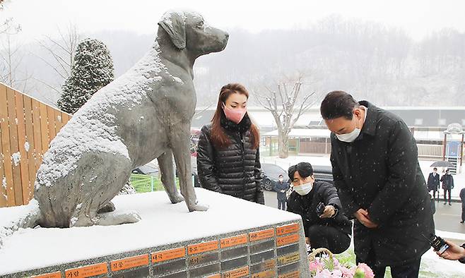 국민의힘 윤석열 대선후보가 지난 19일 경기도 용인시 처인구 삼성화재 안내견학교를 방문, 안내견 추모 동상을 찾아 고개를 숙이고 있다. 연합뉴스