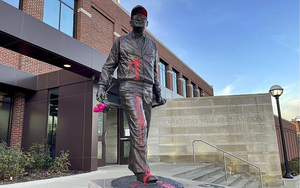 성폭력 방조 논란 이후 보 스켐베클러 감독을 형상화한 동상에 페인트 테러가 가해졌다.