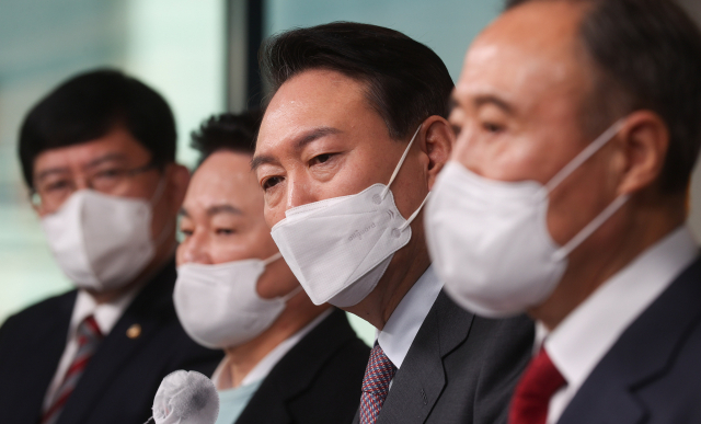 윤석열 국민의힘 대선 후보가 20일 오전 서울 여의도 당사에서 ‘내게 힘이 되는 세 가지(연말정산·반려동물·양육지원) 생활 공약’을 발표한 뒤 취재진의 질문에 답하고 있다./권욱 기자