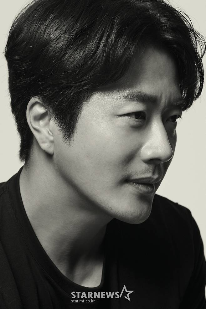 영화 '해적: 도깨비 깃발'(감독 김정훈)의 주연배우 강하늘이 18일 오전 진행된 인터뷰를 위해 포즈를 취하고 있다.  흔적도 없이 사라진 왕실 보물의 주인이 되기 위해 바다로 모인 해적들의 스펙터클한 모험을 그린 영화 '해적: 도깨비 깃발'은 오는 26일 개봉된다. /사진제공=티에이치컴퍼니 2022.01.18 /사진=이동훈 기자 photoguy@