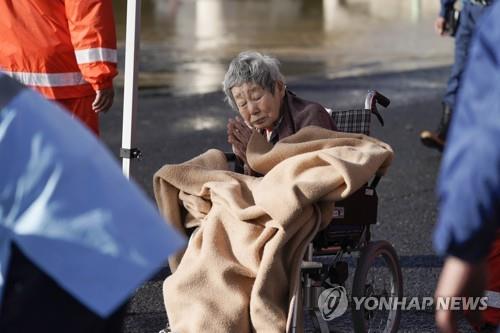 휠체어에 앉아있는 일본 노인 [EPA=연합뉴스 자료사진] *이 사진은 기사 내용과 직접 관련이 없습니다