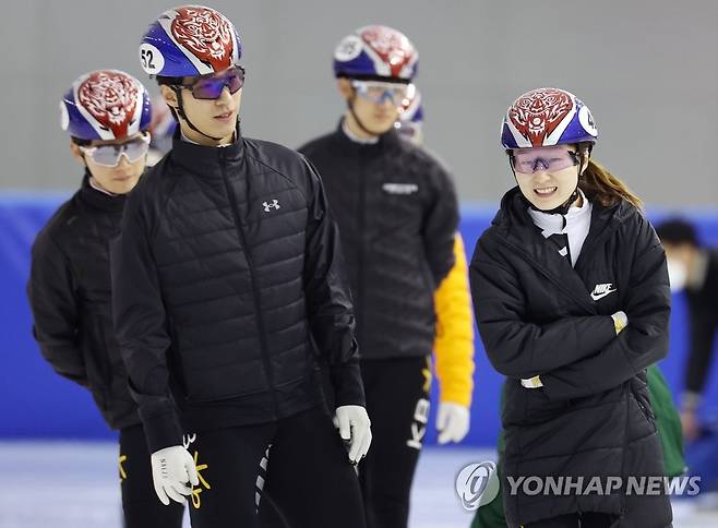 이야기 나누는 황대헌-최민정 (진천=연합뉴스) 김도훈 기자 = 2022 베이징 동계올림픽 개막을 30일 앞둔 5일 충북 진천선수촌 빙상장에서 쇼트트랙 대표 황대헌, 최민정이 훈련에 앞서 이야기를 나누고 있다. 2022.1.5 superdoo82@yna.co.kr