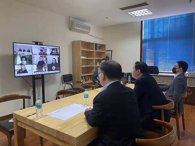 중국 유학 한국 유학생들과 화상회의 하는 최두석 선양총영사(우측 가운데) [선양총영사관 제공. 재판매 및 D