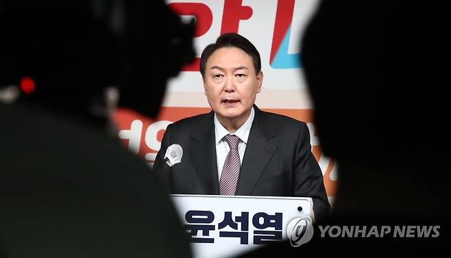 윤석열, "내가 행복한 내일" (서울=연합뉴스) 이정훈 기자 = 국민의힘 윤석열 대선 후보가 20일 오전 서울 여의도 당사에서 '내게 힘이 되는 세 가지(연말정산·반려동물·양육지원) 생활 공약'을 발표하고 있다. 2022.1.20 [국회사진기자단] uwg806@yna.co.kr