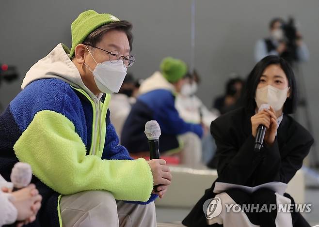 질문 경청하는 이재명 (서울=연합뉴스) 더불어민주당 이재명 대선 후보가 20일 서울 성동구 원밀리언 댄스 스튜디오에서 열린 'JM, 우리가 원하던게 이거잖아 - 리아킴, 백구영, 영제이, 시미즈, 하리무, 루트와의 만남'에서 참석자들의 질문을 경청하고 있다. 2022.1.20 [국회사진기자단] uwg806@yna.co.kr