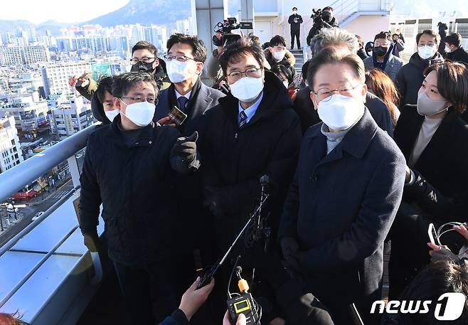 이재명 더불어민주당 대선 후보가 지난 13일 오전 부동산 재건축 정책 발표를 앞두고 서울 노원구의 한 빌딩 옥상에 올라 주변 노후 아파트 단지를 살펴보고 있다./뉴스1 © News1 국회사진취재단