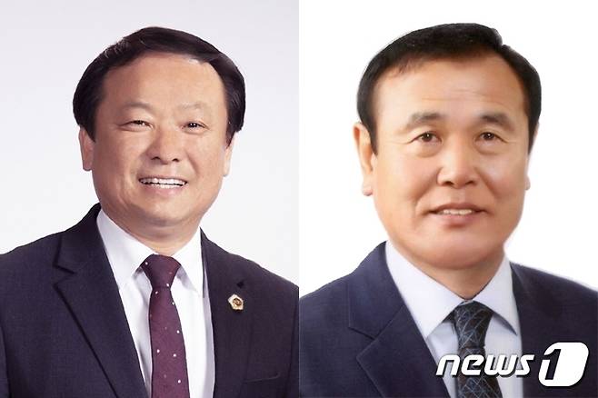 성경찬 전북도의원(왼쪽)과 김만기 전북도의원이 대한민국재향군인회로부터 공로패를 받았다.2022.1.21/뉴스1