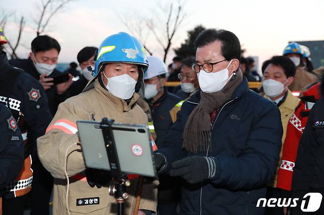 (청주=뉴스1) 엄기찬 기자 = 이시종 충북도지사는 21일 대형 화재가 발생한 청주시 오창읍 에코프로비엠 청주공장 현장을 방문해 상황을 보고받고 있다.(충북도 제공).2022.1.21/© 뉴스1