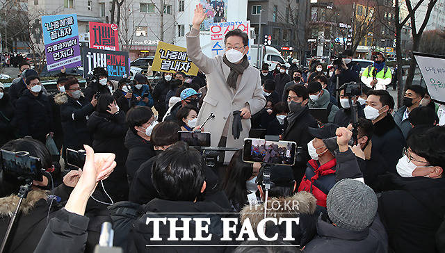 이재명 더불어민주당 대선후보가 21일 서울 마포구 연남동 거리에서 열린 '걸어서 민심 속으로' 연남동 거리 걷기 행사에서 시민들에게 인사하고 있다. /국회사진취재단