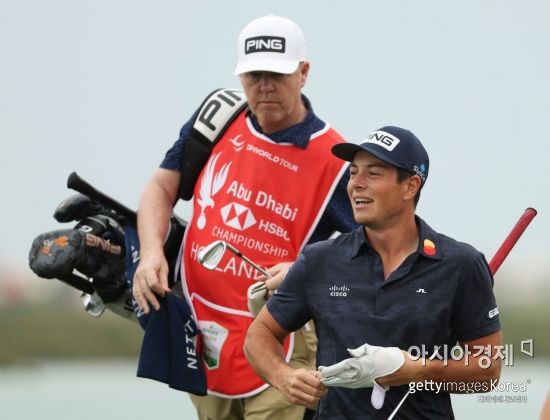 빅토르 호블란이 아부다비 HSBC챔피언십 첫날 13번홀을 걸어가고 있다. 아부다비(UAE)=Getty images/멀티비츠