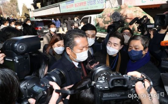 정청래 더불어민주당 의원이 21일 서울 종로구 조계사 대웅전 앞마당에서 열린 '종교편향·불교왜곡 근절과 한국불교 자주권 수호를 위한 전국승려대회'에 참석하려다 행사장 입구에서 발길을 돌리고 있다./윤동주 기자 doso7@