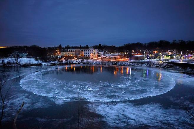 1월 15일 미국 메인주 웨스트브룩의 프레섬프스콧(Presumpscot) 강에 생긴 커다란 얼음 원반(ice disk)이 천천히 돌고 있다./AP 연합뉴스