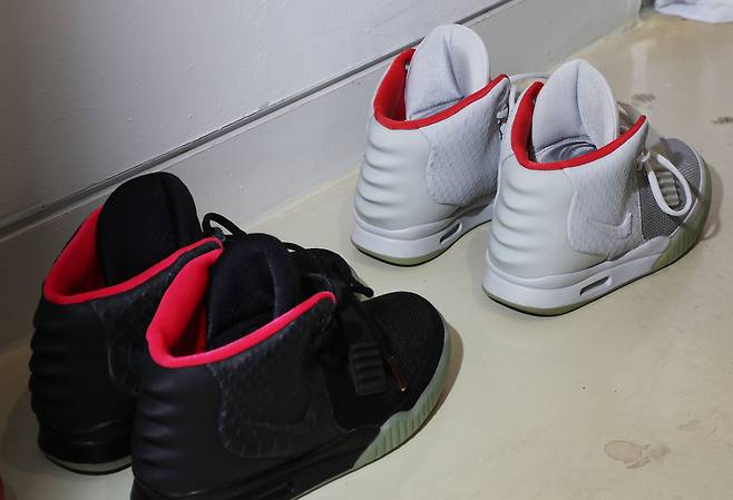 미국 레퍼 카니예 웨스트와 나이키가 협업해서 만들어진 ‘AIR YEEZY시리즈’ 신발 뒷부분이 카니예 웨스트의 뒷목이 접힐 때 모습과 비슷해서 애호가들 사이에서는 “나이키가 그 모습을 보고 신발을 제작하지 않았을까”라는 추측을 한다.