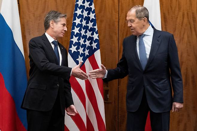 토니 블링컨(왼쪽) 미 국무장관과 세르게이 라브노프(오른쪽) 러시아 외무장관이 21일 스위스 제네바에서 만나 인사를 나누고 있다 /로이터