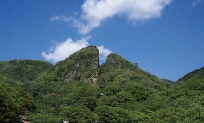 일본 니가타현 사도광산의 상징과도 같은 금 채굴 현장이었던 브이(V)자 산봉우리 ‘도유노와레토’ 모습. 사도시 누리집 갈무리