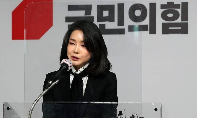 윤석열 국민의힘 대선 후보의 배우자 김건희씨가 지난달 26일 오후 서울 여의도 국민의힘 당사에서 허위경력 의혹 등에 대한 입장문 발표를 하고 있다. 공동취재사진