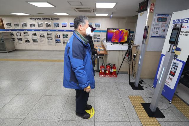 21일 오후 대구 대구동산병원 병동 입구에서 한 시민들이 발열체크를 하고 있다. 뉴스1