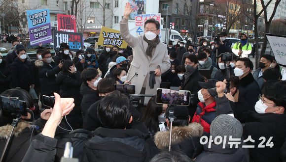 이재명 더불어민주당 대선후보가 21일 서울 마포구 연남동 거리에서 열린 '걸어서 민심 속으로' 연남동 거리 걷기 행사에서 시민들에게 인사하고 있다. [사진=국회사진취재단]